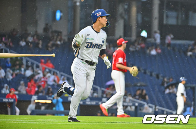 [OSEN=창원, 이석우 기자] 19일 창원NC파크에서 2026 신한 SOL KBO 리그 NC 다이노스와 SSG 랜더스의 경기가 열렸다. 홈팀 NC는 토다가, 방문팀 SSG 랜더스는 베니지아노가 선발 출전했다. NC 다이노스 서호철이 3회말 1사 1,2루 좌중월 3점 홈런을 치고 있다. 2026.06.19 / foto0307@osen.co.kr