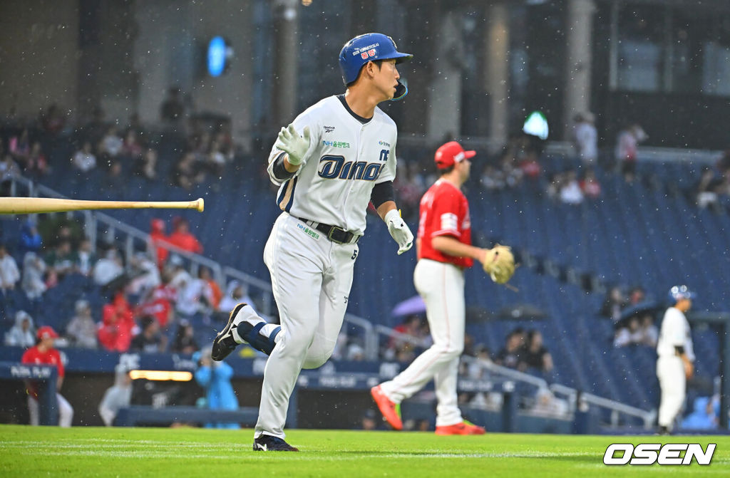 19일 창원NC파크에서 2026 신한 SOL KBO 리그 NC 다이노스와 SSG 랜더스의 경기가 열렸다. 홈팀 NC는 토다가, 방문팀 SSG 랜더스는 베니지아노가 선발 출전했다. NC 다이노스 서호철이 3회말 1사 1,2루 좌중월 3점 홈런을 치고 있다. 2026.06.19 / foto0307@osen.co.kr