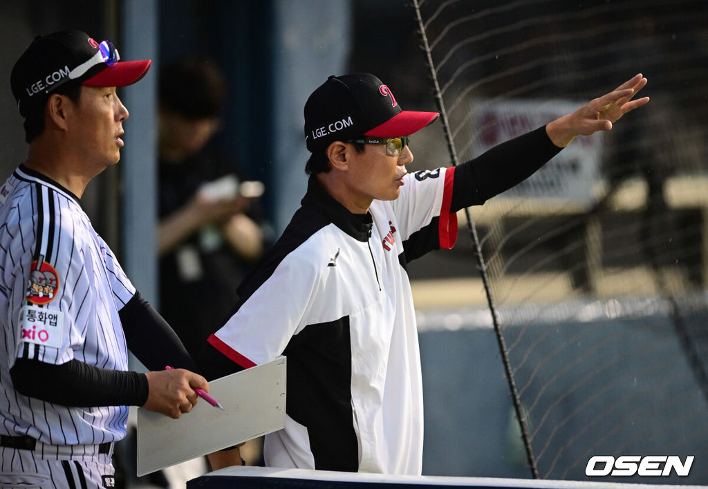 19일 서울 잠실야구장에서 ‘2026 신한 SOL Bank KBO리그’ LG 트윈스와 두산 베어스의 경기가 열렸다.홈팀 LG는 이정용을, 방문팀 두산은 벤자민을 선발로 내세웠다.4회말 2사에서 LG 문정빈이 투수 땅볼을 날린 후 3피트 방해로 아웃됐다. 이닝이 마친 뒤 LG 염경엽 감독이 판정에 대해 확인을 하고 있다. 2026.06.19 /cej@osen.co.kr