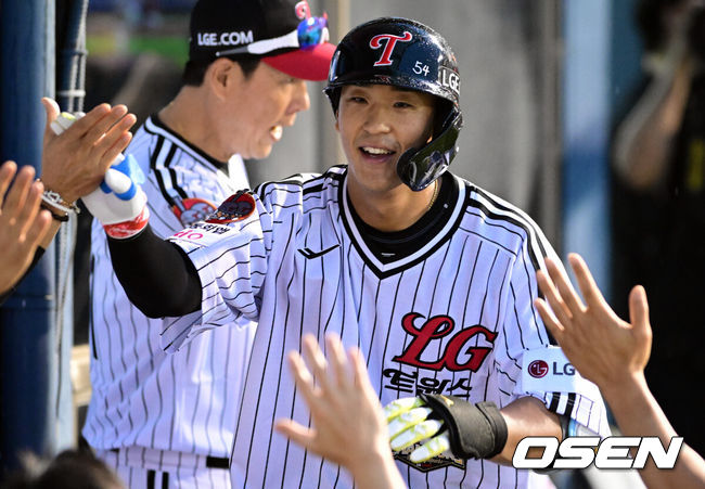 [OSEN=잠실, 조은정 기자]19일 서울 잠실야구장에서 ‘2026 신한 SOL Bank KBO리그’ LG 트윈스와 두산 베어스의 경기가 열렸다.홈팀 LG는 이정용을, 방문팀 두산은 벤자민을 선발로 내세웠다.5회말 2사 1루에서 LG 송찬의가 역전 투런 홈런을 날린 뒤 더그아웃에서 환영을 받고 있다. 2026.06.19 /cej@osen.co.kr
