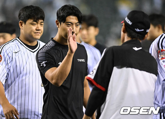 [OSEN=잠실, 조은정 기자]프로야구 LG 트윈스가 두산 베어스를 꺾고 2연패에서 벗어났다.&nbsp;LG는 19일 서울 잠실구장에서 열린 2026 KBO리그 두산과 경기에서 3-2 역전승을 거뒀다.&nbsp;프로 통산 2번째로 톱타자로 출장한 송찬의는 역전 결승 투런 홈런을 포함해 4타수 4안타 2타점 2득점으로 맹활약했다.LG 이정용이 염경엽 감독과 승리를 기뻐하고 있다. 2026.06.19 /cej@osen.co.kr