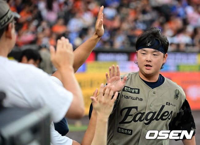 [OSEN=대전, 지형준 기자] 19일 대전 한화생명 볼파크에서 2026 신한 SOL KBO리그 한화 이글스와 삼성 라이온즈의 경기가 열렸다.6연패에 빠진 한화는 박준영, 5연승을 질주 중인 삼성은 아리엘 후라도을 선발로 내세웠다.1회말 무사 2루에서 한화 이도윤이 페라자의 우익수 플라이에 김성윤의 송구가 더그아웃으로 들어가며 득점에 성공하고 있다. 2026.06.19&nbsp;/ jpnews@osen.co.kr