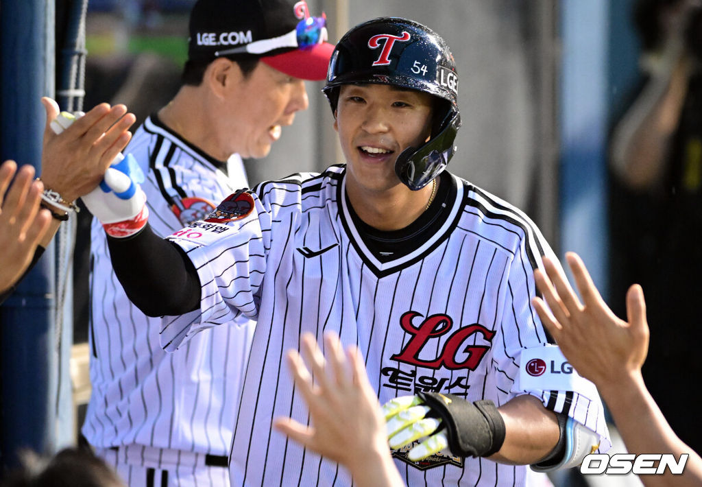 19일 서울 잠실야구장에서 ‘2026 신한 SOL Bank KBO리그’ LG 트윈스와 두산 베어스의 경기가 열렸다.홈팀 LG는 이정용을, 방문팀 두산은 벤자민을 선발로 내세웠다.5회말 2사 1루에서 LG 송찬의가 역전 투런 홈런을 날린 뒤 더그아웃에서 환영을 받고 있다. 2026.06.19 /cej@osen.co.kr