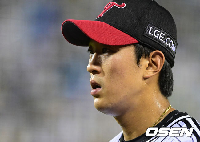 [OSEN=잠실, 조은정 기자]19일 서울 잠실야구장에서 ‘2026 신한 SOL Bank KBO리그’ LG 트윈스와 두산 베어스의 경기가 열렸다.홈팀 LG는 이정용을, 방문팀 두산은 벤자민을 선발로 내세웠다.7회초 수비이닝을 마친 LG 우익수 송찬의가 더그아웃으로 향하고 있다. 2026.06.19 /cej@osen.co.kr