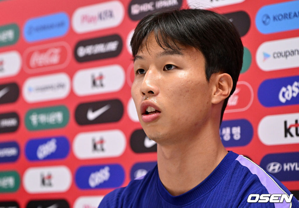 홍명보 감독이 이끄는 대한민국 축구국가대표팀이 20일(한국시각) 멕시코 과달라하라 인근 사포판의 치바스 베르데 바예에서 훈련을 진행했다.한국은 1승 1패, 승점 3으로 멕시코(승점 6)에 이어 조 2위가 됐다. 체코와 남아프리카공화국이 나란히 승점 1에 머물러 있는 만큼 한국은 남아공과 최종전에서 무승부만 거둬도 조 2위를 확보할 수 있다.훈련에 앞서 대한민국 엄지성이 인터뷰를 하고 있다. 2026.06.20 /sunday@osen.co.kr