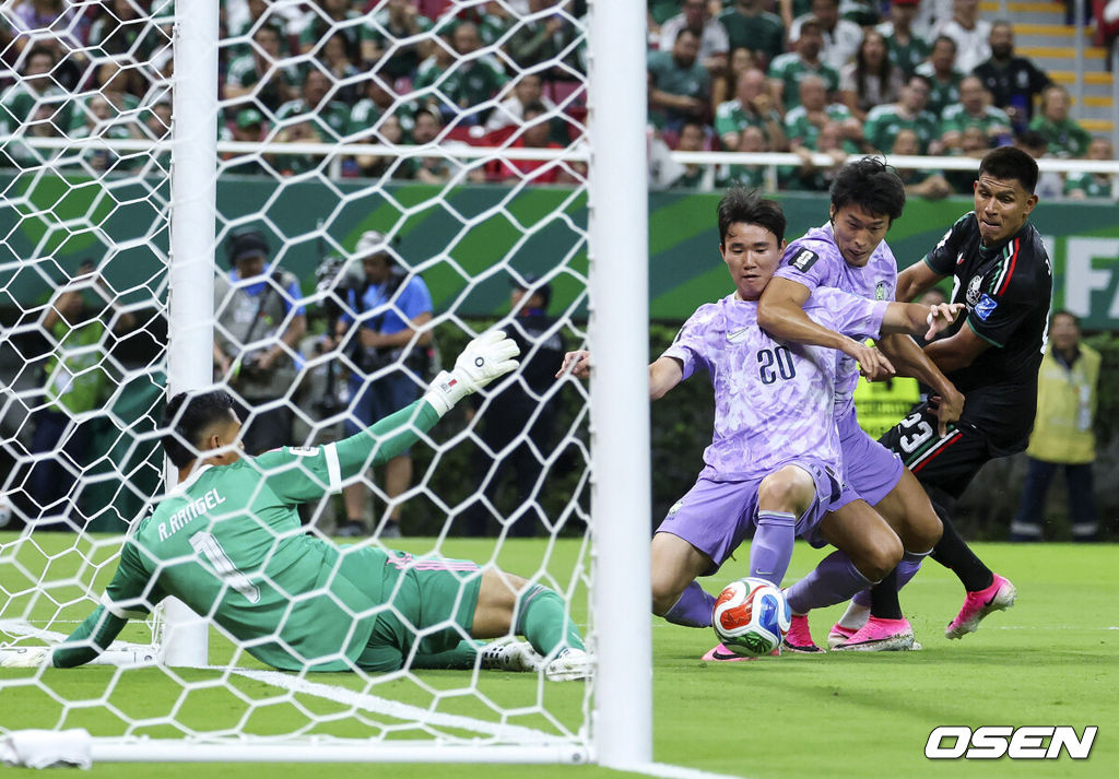 홍명보 감독이 이끄는 대한민국 축구대표팀은 19일 오전 10시(이하 한국시간) 멕시코 과달라하라의 에스타디오 과달라하라에서 열린 2026 국제축구연맹(FIFA) 북중미 월드컵 조별리그 A조 2차전에서 멕시코에 0-1로 패했다.이로써 한국은 1승 1패, 승점 3으로 멕시코(승점 6)에 이어 조 2위가 됐다. 체코와 남아프리카공화국이 나란히 승점 1에 머물러 있는 만큼 한국은 남아공과 최종전에서 무승부만 거둬도 조 2위를 확보할 수 있다.후반 대한민국 양현준, 조규성이 슛을 시도하고 있다. 2026.06.19 /sunday@osen.co.kr