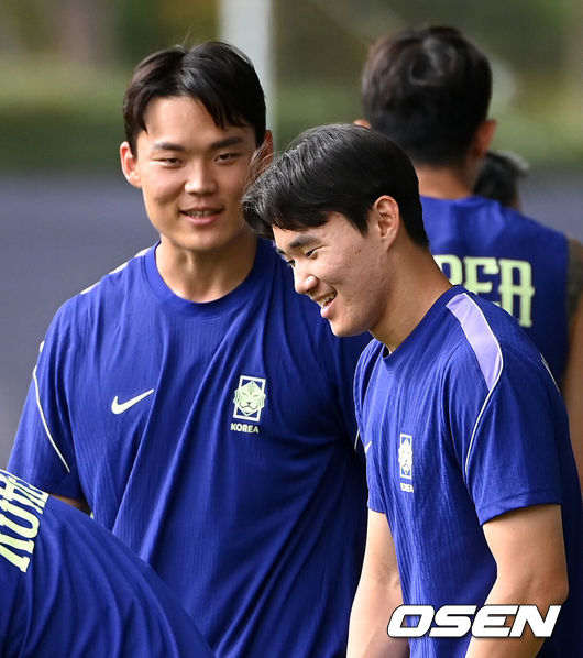 [OSEN=사포판(멕시코), 이대선 기자] 홍명보 감독이 이끄는 대한민국 축구국가대표팀이 18일(한국시각) 멕시코 과달라하라 인근 사포판의 치바스 베르데 바예에서 훈련을 진행했다.대한민국 축구대표팀은 19일 오전 10시(한국시간) 개최국 멕시코를 상대로 A조 조별리그 2차전을 갖는다.대한민국 오현규, 양현준이 훈련을 하고 있다. 2026.06.18 /sunday@osen.co.kr
