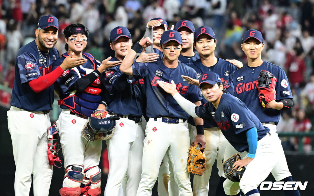 17일 인천 SSG랜더스필드에서 ‘2026 신한 SOL Bank KBO리그’ SSG 랜더스와 롯데 자이언츠의 경기가 열렸다.이날 경기는 접전 끝에 롯데가 2-1로 승리하며 2연승을 달렸다.경기를 마치고 승리한 롯데 선수들이 포즈를 취하고 있다. 2026.06.17 / dreamer@osen.co.kr