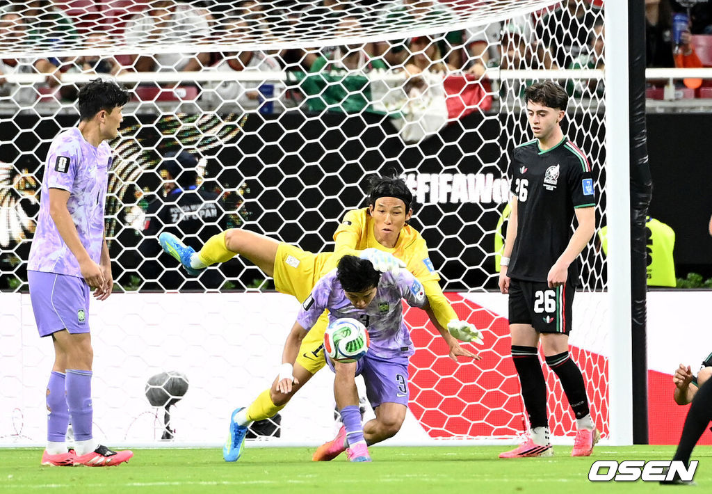 19일 (한국시각) 멕시코 에스타디오 과달라하라에서 2026 국제축구연맹(FIFA) 북중미 월드컵 A조 조별리그 2차전 대한민국과 멕시코의 경기가 열렸다.체코를 상대로 2-1 역전승을 거둔 한국은 멕시코전 승리와 함께 조 1위 도약을 노린다. 멕시코 역시 남아프리카공화국을 2-0으로 꺾고 승점 3점을 확보했다. 후반 한국이 김승규 골키퍼의 실책으로 실점 하고 있다. 2026.06.19 /sunday@osen.co.kr