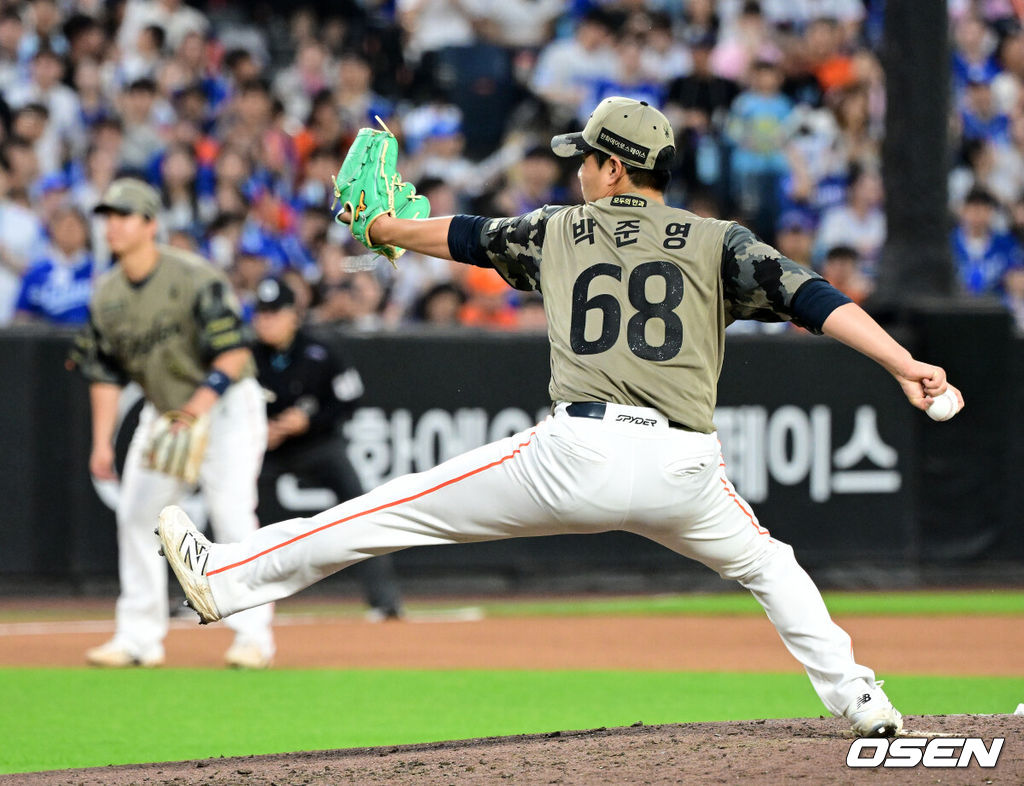 19일 대전 한화생명 볼파크에서 2026 신한 SOL KBO리그 한화 이글스와 삼성 라이온즈의 경기가 열렸다.6연패에 빠진 한화는 박준영, 5연승을 질주 중인 삼성은 아리엘 후라도을 선발로 내세웠다.4회초 한화 박준영이 역투하고 있다. 2026.06.19 / jpnews@osen.co.kr