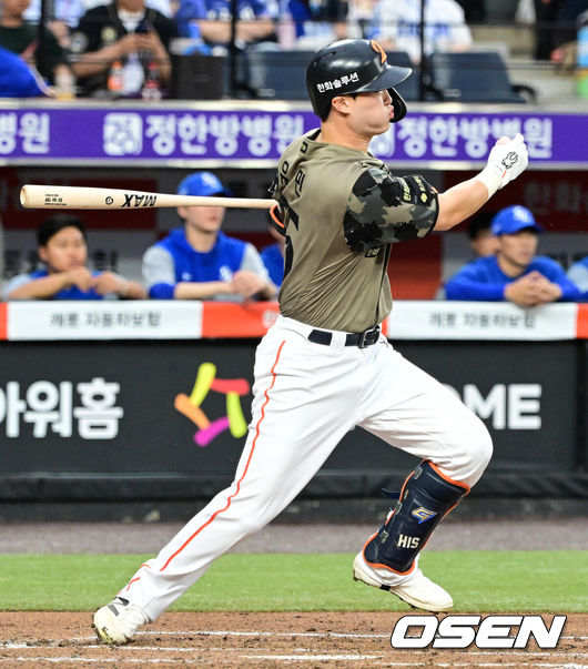 [OSEN=대전, 지형준 기자] 19일 대전 한화생명 볼파크에서 2026 신한 SOL KBO리그 한화 이글스와 삼성 라이온즈의 경기가 열렸다.6연패에 빠진 한화는 박준영, 5연승을 질주 중인 삼성은 아리엘 후라도을 선발로 내세웠다.2회말 2사에서 한화 유민이 좌전 안타를 날리고 있다. 2026.06.19&nbsp;/ jpnews@osen.co.kr