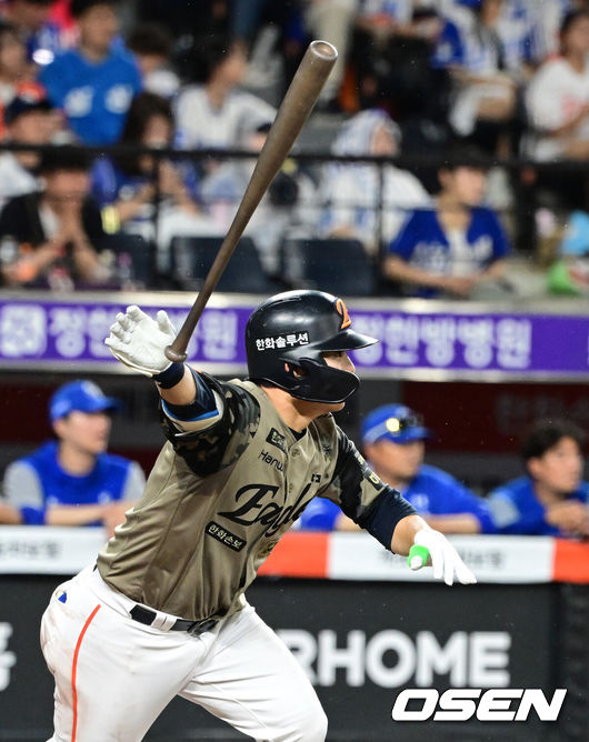 [OSEN=대전, 지형준 기자] 19일 대전 한화생명 볼파크에서 2026 신한 SOL KBO리그 한화 이글스와 삼성 라이온즈의 경기가 열렸다.6연패에 빠진 한화는 박준영, 5연승을 질주 중인 삼성은 아리엘 후라도을 선발로 내세웠다.6회말 무사에서 한화 문현빈이 중전 안타를 날리고 있다. 2026.06.19&nbsp;/ jpnews@osen.co.kr