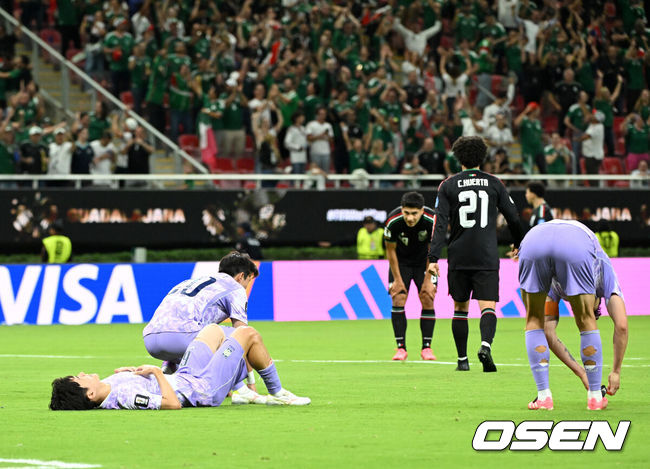 [OSEN=과달라하라(멕시코), 이대선 기자] 홍명보 감독이 이끄는 대한민국 축구대표팀은 19일 오전 10시(이하 한국시간) 멕시코 과달라하라의 에스타디오 과달라하라에서 열린 2026 국제축구연맹(FIFA) 북중미 월드컵 조별리그 A조 2차전에서 멕시코에 0-1로 패했다.이로써 한국은 1승 1패, 승점 3으로 멕시코(승점 6)에 이어 조 2위가 됐다. 체코와 남아프리카공화국이 나란히 승점 1에 머물러 있는 만큼 한국은 남아공과 최종전에서 무승부만 거둬도 조 2위를 확보할 수 있다.경기 종료 후 대한민국 선수들이 패배에 아쉬워하 있다. 2026.06.19 /sunday@osen.co.kr