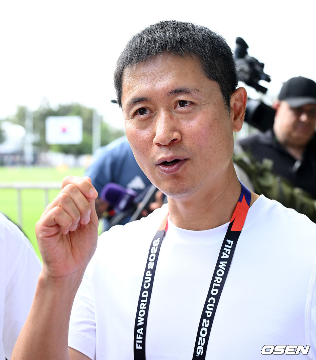 2026 북중미 월드컵에 참가하는 대한민국 축구국가대표팀이 11일(한국시각) 멕시코 과달라하라 인근 사포판의 치바스 베르데 바예에서 훈련을 진행했다.대한민국 월드컵대표팀은 오는 12일 오전 11시(한국시각) 체코와 2026년 북중미 월드컵 조별리그 A조 1차전을 펼친다.훈련장을 방문한 이영표 해설위원이 취재진과 이야기룰 나누고 있다. 2026.06.11 /sunday@osen.co.kr
