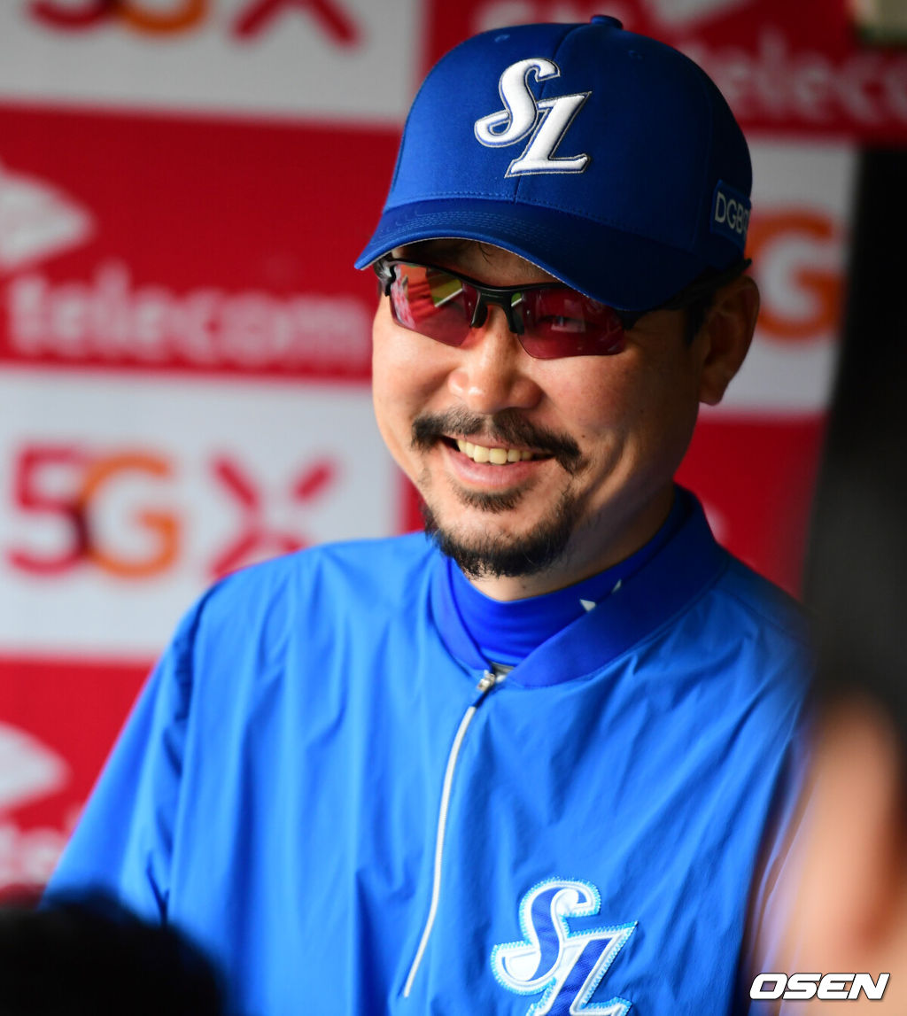 9일 오후 인천 SK행복드림구장에서 ‘2019년 신한은행 마이카 KBO리그’ SK 와이번스와 삼성 라이온즈의 경기가 열린다.경기에 앞서 삼성 김한수 감독이 취재진과 이야기를 나누며 미소짓고 있다. /jpnews@osen.co.kr