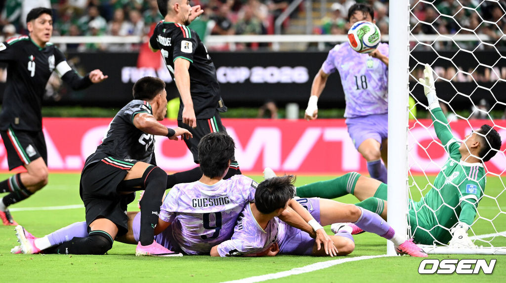 19일 (한국시각) 멕시코 에스타디오 과달라하라에서 2026 국제축구연맹(FIFA) 북중미 월드컵 A조 조별리그 2차전 대한민국과 멕시코의 경기가 열렸다.체코를 상대로 2-1 역전승을 거둔 한국은 멕시코전 승리와 함께 조 1위 도약을 노린다. 멕시코 역시 남아프리카공화국을 2-0으로 꺾고 승점 3점을 확보했다.조규성의 슈팅이 랑헬의 손끝에 걸리고  있다. 2026.06.19 /sunday@osen.co.kr