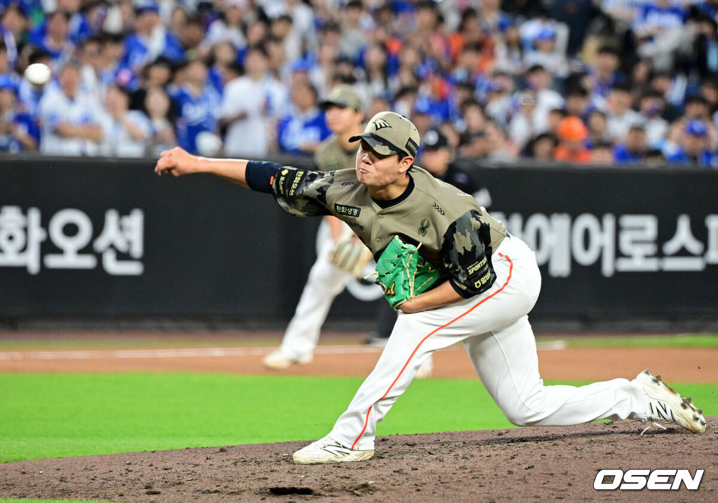 19일 대전 한화생명 볼파크에서 2026 신한 SOL KBO리그 한화 이글스와 삼성 라이온즈의 경기가 열렸다.6연패에 빠진 한화는 박준영, 5연승을 질주 중인 삼성은 아리엘 후라도을 선발로 내세웠다.4회초 한화 박준영이 역투하고 있다. 2026.06.19 / jpnews@osen.co.kr
