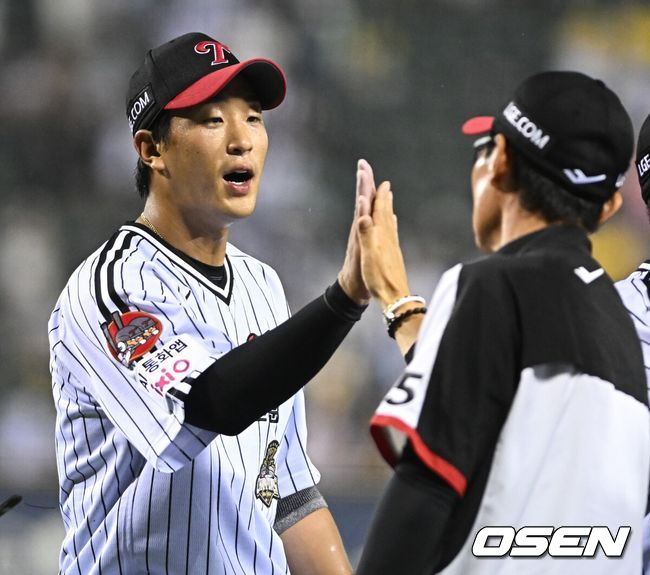 [OSEN=잠실, 조은정 기자]LG 송찬의가 염경엽 감독과 승리를 기뻐하고 있다. 2026.06.19 /cej@osen.co.kr