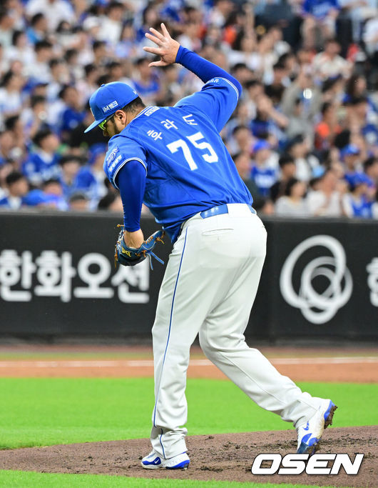 [OSEN=대전, 지형준 기자] 19일 대전 한화생명 볼파크에서 2026 신한 SOL KBO리그 한화 이글스와 삼성 라이온즈의 경기가 열렸다.6연패에 빠진 한화는 박준영, 5연승을 질주 중인 삼성은 아리엘 후라도을 선발로 내세웠다.2회말 2사에서 삼성 후라도가 한화 유민에게 좌전 안타를 허용하며 아쉬워하고 있다. 2026.06.19&nbsp;/ jpnews@osen.co.kr