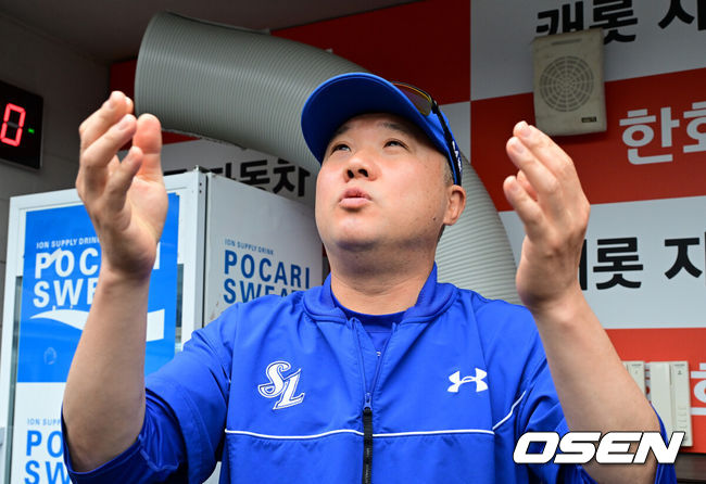 [OSEN=대전, 지형준 기자] 19일 대전 한화생명 볼파크에서 2026 신한 SOL KBO리그 한화 이글스와 삼성 라이온즈의 경기가 열린다.6연패에 빠진 한화는 박준영, 5연승을 질주 중인 삼성은 아리엘 후라도을 선발로 내세운다.경기에 앞서 삼성 박진만 감독이 취재진과 이야기를 나누고 있다. 2026.06.19&nbsp;/ jpnews@osen.co.kr