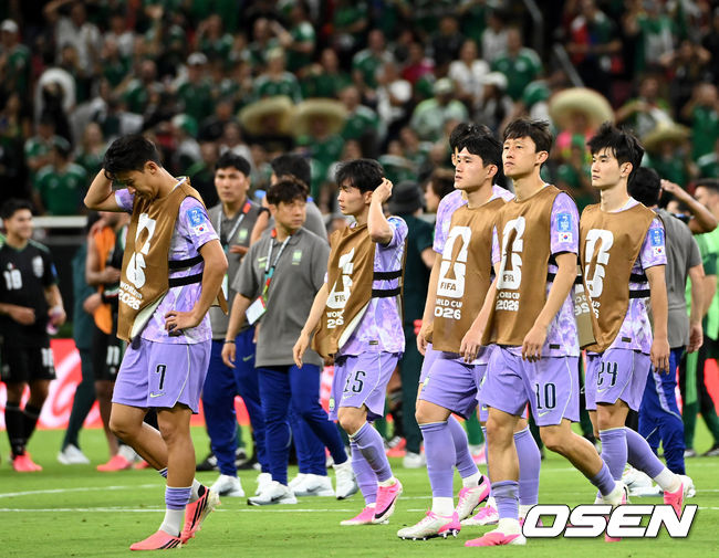 [OSEN=과달라하라(멕시코), 이대선 기자] 홍명보 감독이 이끄는 대한민국 축구대표팀은 19일 오전 10시(이하 한국시간) 멕시코 과달라하라의 에스타디오 과달라하라에서 열린 2026 국제축구연맹(FIFA) 북중미 월드컵 조별리그 A조 2차전에서 멕시코에 0-1로 패했다.이로써 한국은 1승 1패, 승점 3으로 멕시코(승점 6)에 이어 조 2위가 됐다. 체코와 남아프리카공화국이 나란히 승점 1에 머물러 있는 만큼 한국은 남아공과 최종전에서 무승부만 거둬도 조 2위를 확보할 수 있다.경기 종료 후 대한민국 손흥민이 패배에 아쉬워하고 있다. 2026.06.19 /sunday@osen.co.kr