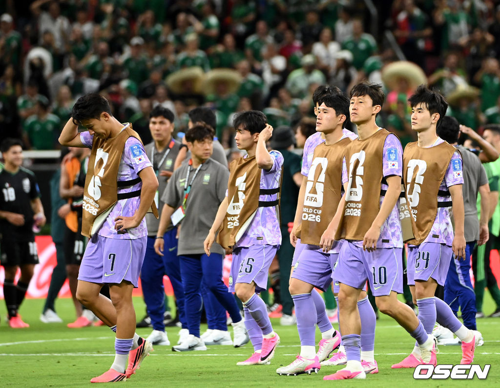 홍명보 감독이 이끄는 대한민국 축구대표팀은 19일 오전 10시(이하 한국시간) 멕시코 과달라하라의 에스타디오 과달라하라에서 열린 2026 국제축구연맹(FIFA) 북중미 월드컵 조별리그 A조 2차전에서 멕시코에 0-1로 패했다.이로써 한국은 1승 1패, 승점 3으로 멕시코(승점 6)에 이어 조 2위가 됐다. 체코와 남아프리카공화국이 나란히 승점 1에 머물러 있는 만큼 한국은 남아공과 최종전에서 무승부만 거둬도 조 2위를 확보할 수 있다.경기 종료 후 대한민국 손흥민이 패배에 아쉬워하고 있다. 2026.06.19 /sunday@osen.co.kr