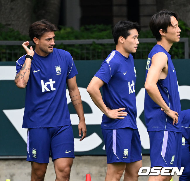 [OSEN=사포판(멕시코), 이대선 기자] 2026 북중미 월드컵에 참가하는 한국 축구국가대표팀이 9일(한국시각) 멕시코 과달라하라 인근 사포판의 치바스 베르데 바예에서 훈련을 진행했다.한국은 과달라하라에서 체코와 멕시코를 차례로 상대한 뒤 조별리그 마지막 경기를 치른다.옌스, 이태석이 훈련을 하고 있다. 2026.06.09 /sunday@osen.co.kr