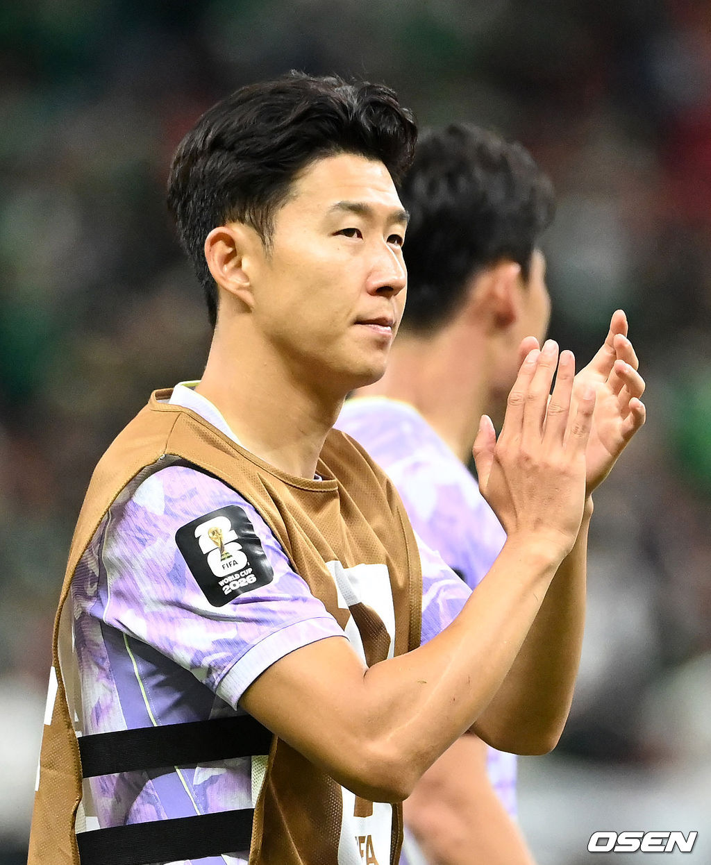 홍명보 감독이 이끄는 대한민국 축구대표팀은 19일 오전 10시(이하 한국시간) 멕시코 과달라하라의 에스타디오 과달라하라에서 열린 2026 국제축구연맹(FIFA) 북중미 월드컵 조별리그 A조 2차전에서 멕시코에 0-1로 패했다.이로써 한국은 1승 1패, 승점 3으로 멕시코(승점 6)에 이어 조 2위가 됐다. 체코와 남아프리카공화국이 나란히 승점 1에 머물러 있는 만큼 한국은 남아공과 최종전에서 무승부만 거둬도 조 2위를 확보할 수 있다.경기 종료 후 대한민국 손흥민이 관중석을 향해 인사를 하고 있다. 2026.06.19 /sunday@osen.co.kr