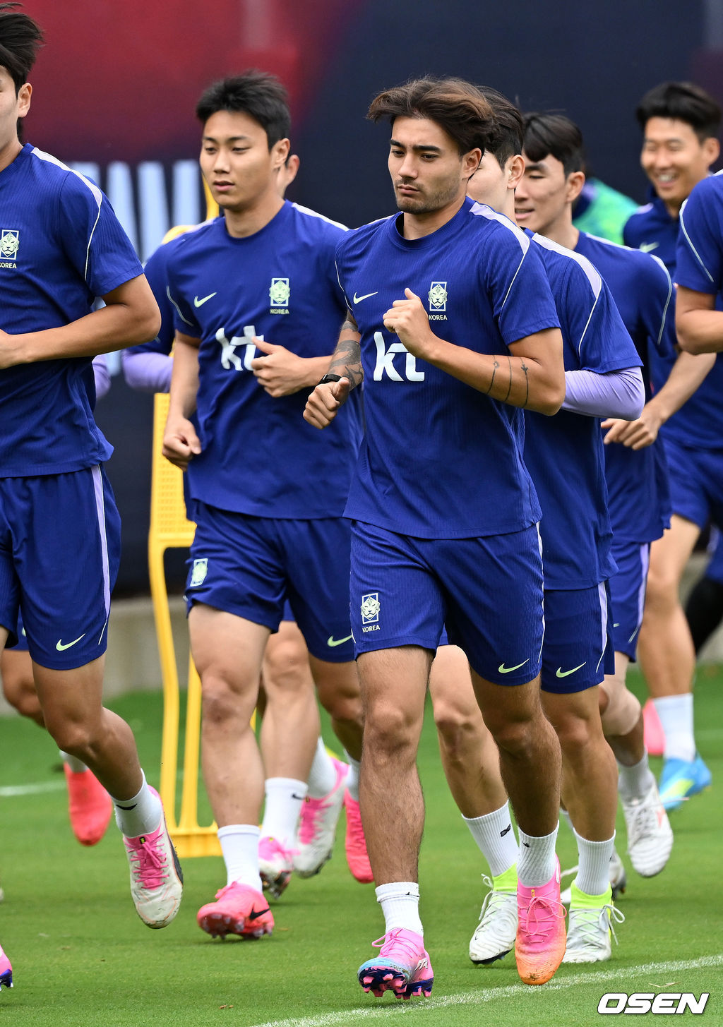 홍명보 감독이 이끄는 대한민국 축구국가대표팀이 15일(한국시각) 멕시코 과달라하라 인근 사포판의 치바스 베르데 바예에서 훈련을 진행했다.대표팀은 전날 A조 1차전에서 체코를 상대로 2-1 역전승을 거뒀다. 남아프리카공화국을 2-0으로 제압한 개최국 멕시코에 이은 조 2위다.대한민국 옌스가 러닝 훈련을 하고 있다. 2026.06.15 /sunday@osen.co.kr
