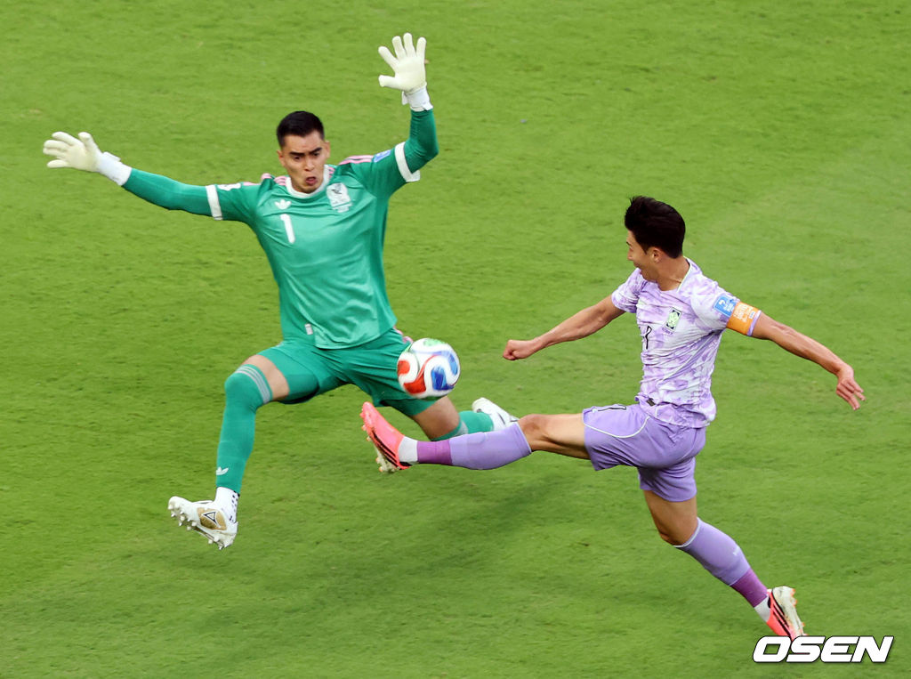홍명보 감독이 이끄는 대한민국 축구대표팀은 19일 오전 10시(이하 한국시간) 멕시코 과달라하라의 에스타디오 과달라하라에서 열린 2026 국제축구연맹(FIFA) 북중미 월드컵 조별리그 A조 2차전에서 멕시코에 0-1로 패했다.이로써 한국은 1승 1패, 승점 3으로 멕시코(승점 6)에 이어 조 2위가 됐다. 체코와 남아프리카공화국이 나란히 승점 1에 머물러 있는 만큼 한국은 남아공과 최종전에서 무승부만 거둬도 조 2위를 확보할 수 있다.전반 대한민국 손흥민이 슛을 시도하고 있다. 2026.06.19 /sunday@osen.co.kr