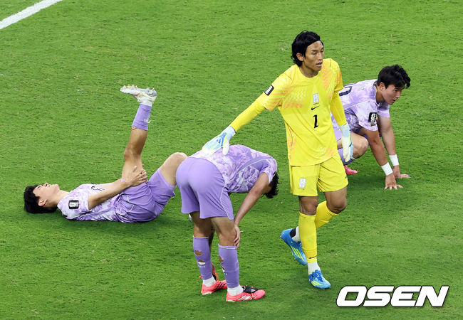 [OSEN=과달라하라(멕시코), 이대선 기자] 홍명보 감독이 이끄는 대한민국 축구대표팀은 19일 오전 10시(이하 한국시간) 멕시코 과달라하라의 에스타디오 과달라하라에서 열린 2026 국제축구연맹(FIFA) 북중미 월드컵 조별리그 A조 2차전에서 멕시코에 0-1로 패했다.이로써 한국은 1승 1패, 승점 3으로 멕시코(승점 6)에 이어 조 2위가 됐다. 체코와 남아프리카공화국이 나란히 승점 1에 머물러 있는 만큼 한국은 남아공과 최종전에서 무승부만 거둬도 조 2위를 확보할 수 있다.경기 종료 후 대한민국 김승규가 선수들을 격려하고 있다. 2026.06.19 /sunday@osen.co.kr