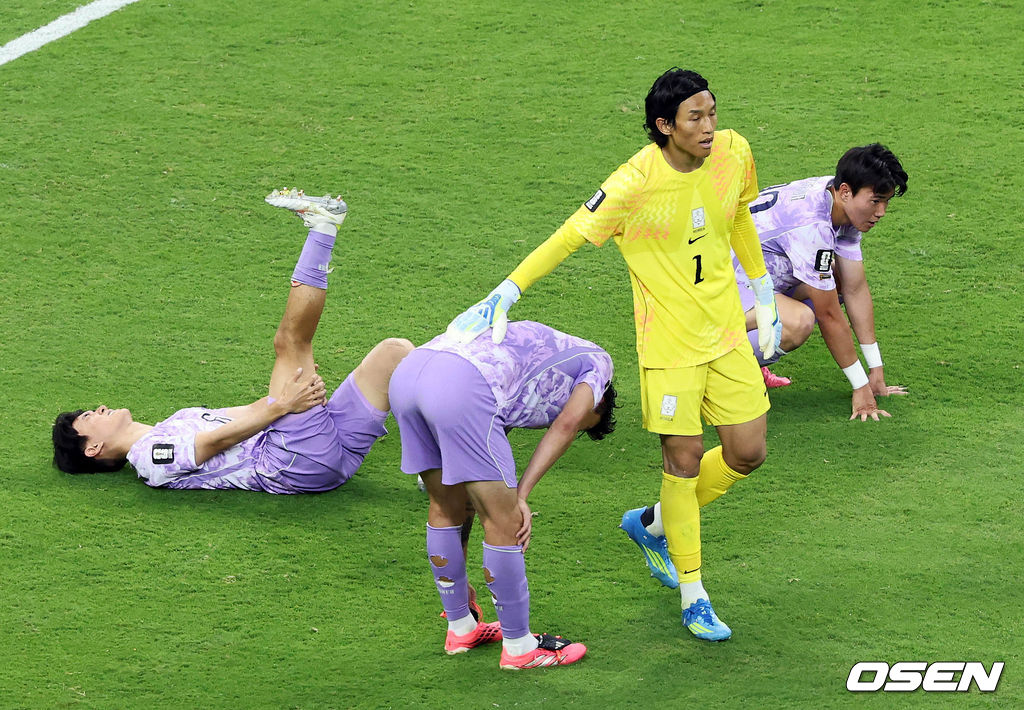 홍명보 감독이 이끄는 대한민국 축구대표팀은 19일 오전 10시(이하 한국시간) 멕시코 과달라하라의 에스타디오 과달라하라에서 열린 2026 국제축구연맹(FIFA) 북중미 월드컵 조별리그 A조 2차전에서 멕시코에 0-1로 패했다.이로써 한국은 1승 1패, 승점 3으로 멕시코(승점 6)에 이어 조 2위가 됐다. 체코와 남아프리카공화국이 나란히 승점 1에 머물러 있는 만큼 한국은 남아공과 최종전에서 무승부만 거둬도 조 2위를 확보할 수 있다.경기 종료 후 대한민국 김승규가 선수들을 격려하고 있다. 2026.06.19 /sunday@osen.co.kr