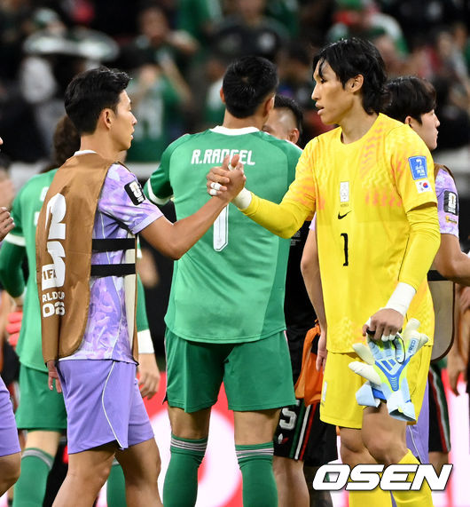 [OSEN=과달라하라(멕시코), 이대선 기자] 홍명보 감독이 이끄는 대한민국 축구대표팀은 19일 오전 10시(이하 한국시간) 멕시코 과달라하라의 에스타디오 과달라하라에서 열린 2026 국제축구연맹(FIFA) 북중미 월드컵 조별리그 A조 2차전에서 멕시코에 0-1로 패했다.이로써 한국은 1승 1패, 승점 3으로 멕시코(승점 6)에 이어 조 2위가 됐다. 체코와 남아프리카공화국이 나란히 승점 1에 머물러 있는 만큼 한국은 남아공과 최종전에서 무승부만 거둬도 조 2위를 확보할 수 있다.경기 종료 후 대한민국 손흥민이 김승규를 격려하고 있다. 2026.06.19 /sunday@osen.co.kr