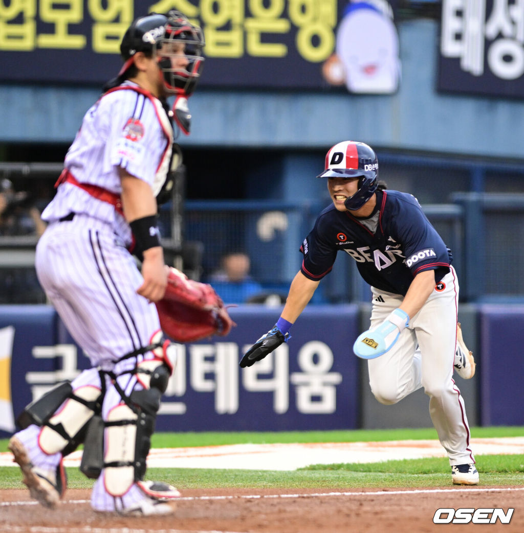 20일 서울 잠실야구장에서 ‘2026 신한 SOL Bank KBO리그’ LG 트윈스와 두산 베어스의 경기가 열린다.홈팀 LG는 임찬규를, 방문팀 두산은 곽빈을 선발로 내세웠다.6회초 1사 2루에서 두산 류승민의 선제 적시타에 이유찬이 득점을 올리고 있다. 2026.06.20 /cej@osen.co.kr