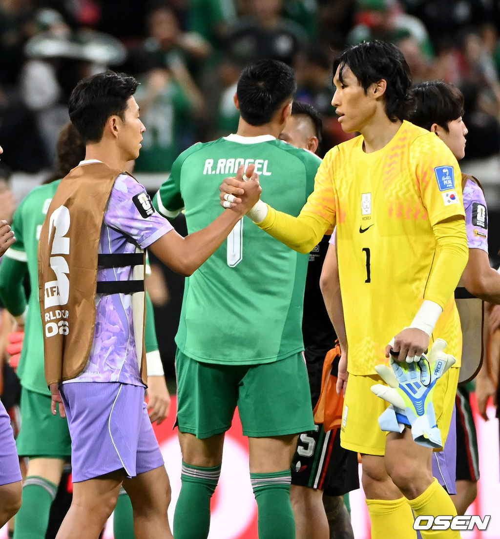 홍명보 감독이 이끄는 대한민국 축구대표팀은 19일 오전 10시(이하 한국시간) 멕시코 과달라하라의 에스타디오 과달라하라에서 열린 2026 국제축구연맹(FIFA) 북중미 월드컵 조별리그 A조 2차전에서 멕시코에 0-1로 패했다.이로써 한국은 1승 1패, 승점 3으로 멕시코(승점 6)에 이어 조 2위가 됐다. 체코와 남아프리카공화국이 나란히 승점 1에 머물러 있는 만큼 한국은 남아공과 최종전에서 무승부만 거둬도 조 2위를 확보할 수 있다.경기 종료 후 대한민국 손흥민이 김승규를 격려하고 있다. 2026.06.19 /sunday@osen.co.kr