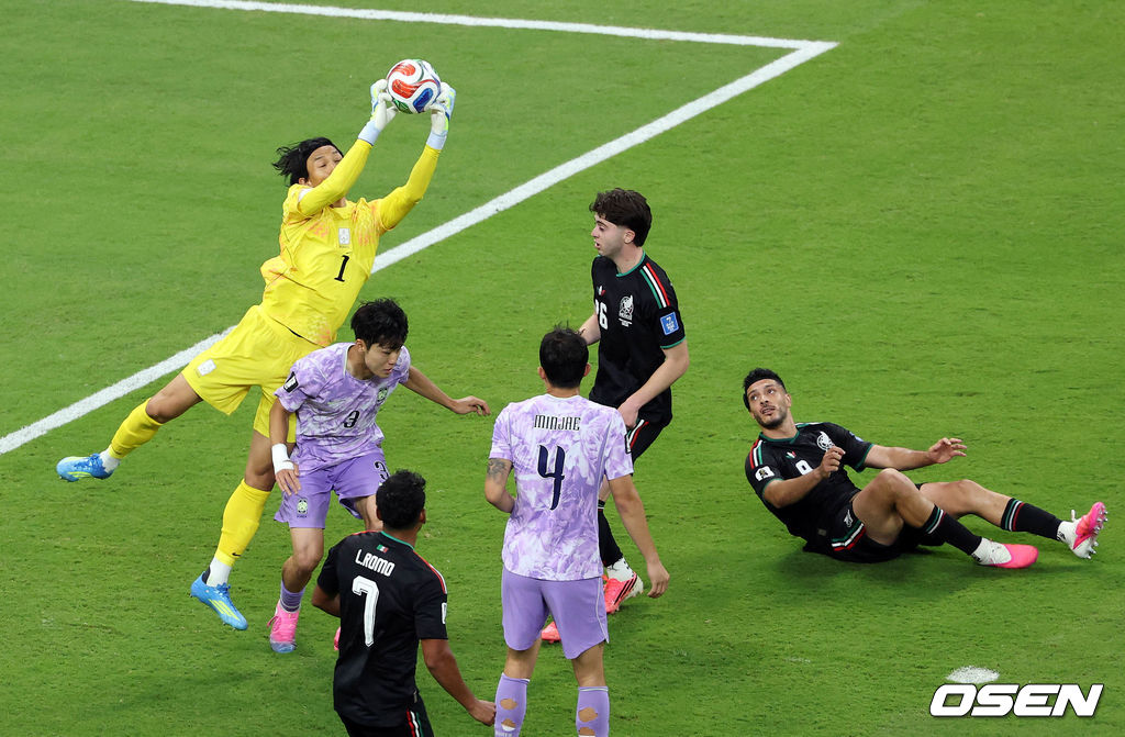 홍명보 감독이 이끄는 대한민국 축구대표팀은 19일 오전 10시(이하 한국시간) 멕시코 과달라하라의 에스타디오 과달라하라에서 열린 2026 국제축구연맹(FIFA) 북중미 월드컵 조별리그 A조 2차전에서 멕시코에 0-1로 패했다.이로써 한국은 1승 1패, 승점 3으로 멕시코(승점 6)에 이어 조 2위가 됐다. 체코와 남아프리카공화국이 나란히 승점 1에 머물러 있는 만큼 한국은 남아공과 최종전에서 무승부만 거둬도 조 2위를 확보할 수 있다.후반 대한민국 김승규가 패스를 막아내는 과정에서 이기혁과 충돌하고 있다. 2026.06.19 /sunday@osen.co.kr