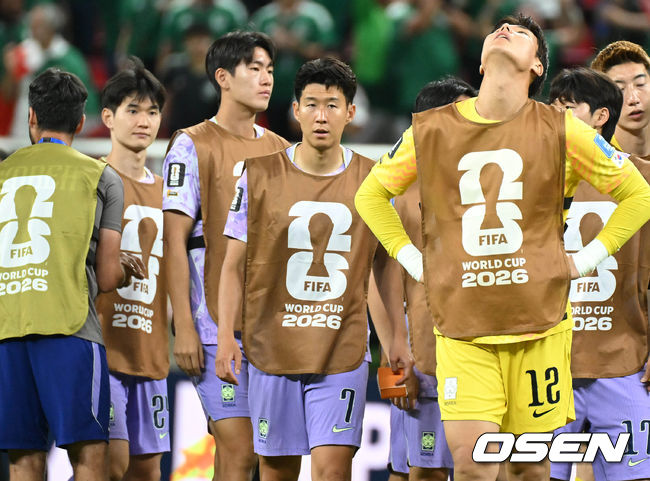 [OSEN=과달라하라(멕시코), 이대선 기자] 홍명보 감독이 이끄는 대한민국 축구대표팀은 19일 오전 10시(이하 한국시간) 멕시코 과달라하라의 에스타디오 과달라하라에서 열린 2026 국제축구연맹(FIFA) 북중미 월드컵 조별리그 A조 2차전에서 멕시코에 0-1로 패했다.이로써 한국은 1승 1패, 승점 3으로 멕시코(승점 6)에 이어 조 2위가 됐다. 체코와 남아프리카공화국이 나란히 승점 1에 머물러 있는 만큼 한국은 남아공과 최종전에서 무승부만 거둬도 조 2위를 확보할 수 있다.경기 종료 후 대한민국 손흥민이 아쉬워하고 있다. 2026.06.19 /sunday@osen.co.kr