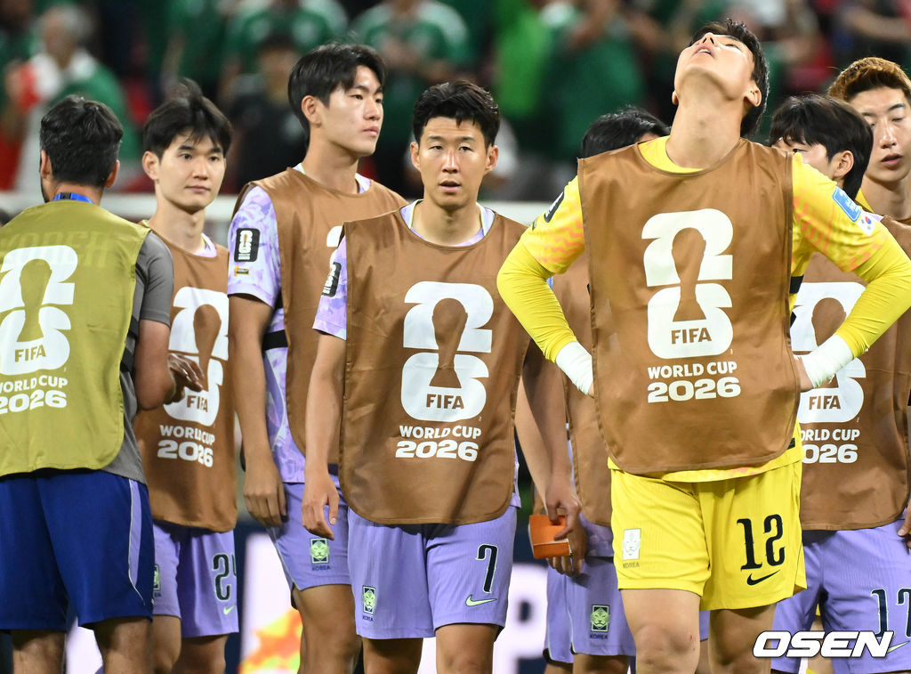 홍명보 감독이 이끄는 대한민국 축구대표팀은 19일 오전 10시(이하 한국시간) 멕시코 과달라하라의 에스타디오 과달라하라에서 열린 2026 국제축구연맹(FIFA) 북중미 월드컵 조별리그 A조 2차전에서 멕시코에 0-1로 패했다.이로써 한국은 1승 1패, 승점 3으로 멕시코(승점 6)에 이어 조 2위가 됐다. 체코와 남아프리카공화국이 나란히 승점 1에 머물러 있는 만큼 한국은 남아공과 최종전에서 무승부만 거둬도 조 2위를 확보할 수 있다.경기 종료 후 대한민국 손흥민이 아쉬워하고 있다. 2026.06.19 /sunday@osen.co.kr