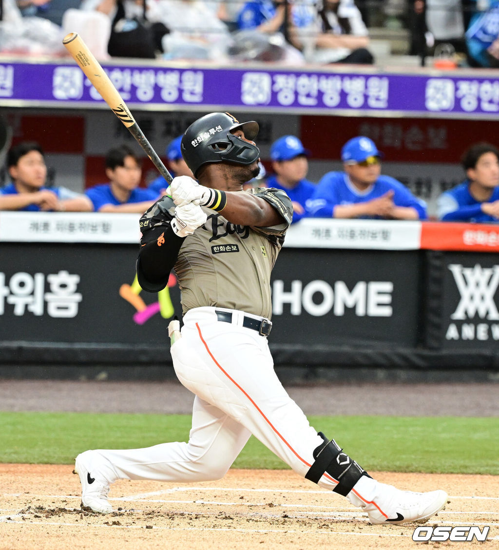 20일 대전 한화생명 볼파크에서 2026 신한 SOL KBO리그 한화 이글스와 삼성 라이온즈의 경기가 열렸다.한화는 왕옌청, 삼성은 장찬희를 선발로 내세웠다.1회말 1사에서 한화 페라자가 선제 좌월 솔로포를 날리고 있다. 2026.06.20 / jpnews@osen.co.kr
