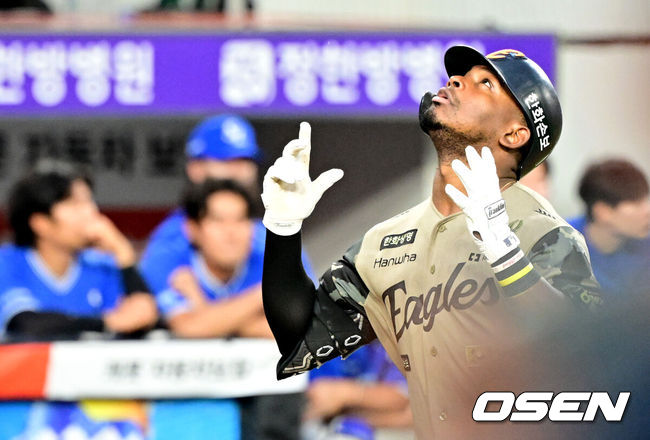 [OSEN=대전, 지형준 기자] 20일 대전 한화생명 볼파크에서 2026 신한 SOL KBO리그 한화 이글스와 삼성 라이온즈의 경기가 열렸다.한화는 왕옌청, 삼성은 장찬희를 선발로 내세웠다.4회말 2사 1,3루에서 한화 페라자가 우월 스리런포를 날리며 기뻐하고 있다. 2026.06.20&nbsp;/ jpnews@osen.co.kr