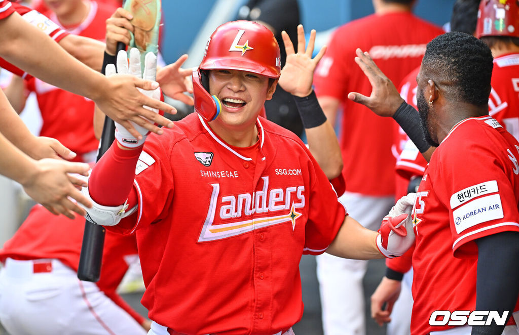 20일 창원NC파크에서 2026 신한 SOL KBO 리그 NC 다이노스와 SSG 랜더스의 경기가 열렸다. 홈팀 NC는 김준원이, 방문팀 SSG 랜더스는 해치가 선발 출전했다. SSG 랜더스 김재환이 1회초 2사 3루 중월 2점 홈런을 치고 하이파이브를 하고 있다. 2026.06.20 / foto0307@osen.co.kr
