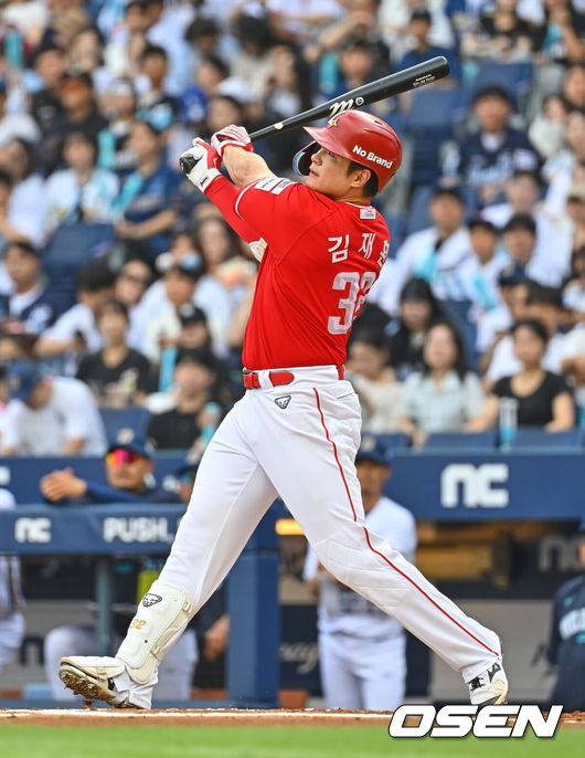 [OSEN=창원, 이석우 기자] 20일 창원NC파크에서 2026 신한 SOL KBO 리그 NC 다이노스와 SSG 랜더스의 경기가 열렸다. 홈팀 NC는 김준원이, 방문팀 SSG 랜더스는 해치가 선발 출전했다. SSG 랜더스 김재환이 1회초 2사 3루 중월 2점 홈런을 치고 있다. 2026.06.20 / foto0307@osen.co.kr