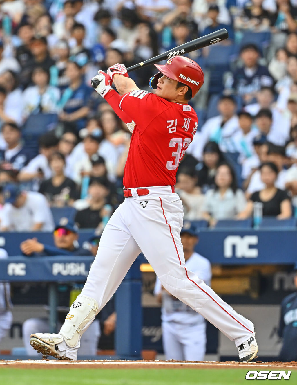 20일 창원NC파크에서 2026 신한 SOL KBO 리그 NC 다이노스와 SSG 랜더스의 경기가 열렸다. 홈팀 NC는 김준원이, 방문팀 SSG 랜더스는 해치가 선발 출전했다. SSG 랜더스 김재환이 1회초 2사 3루 중월 2점 홈런을 치고 있다. 2026.06.20 / foto0307@osen.co.kr