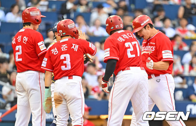 [OSEN=창원, 이석우 기자] 20일 창원NC파크에서 2026 신한 SOL KBO 리그 NC 다이노스와 SSG 랜더스의 경기가 열렸다. 홈팀 NC는 김준원이, 방문팀 SSG 랜더스는 해치가 선발 출전했다. SSG 랜더스 김재환이 3회초 무사 만루 우중월 만루 홈런을 치고 하이파이브를 하고 있다. 2026.06.20 / foto0307@osen.co.kr