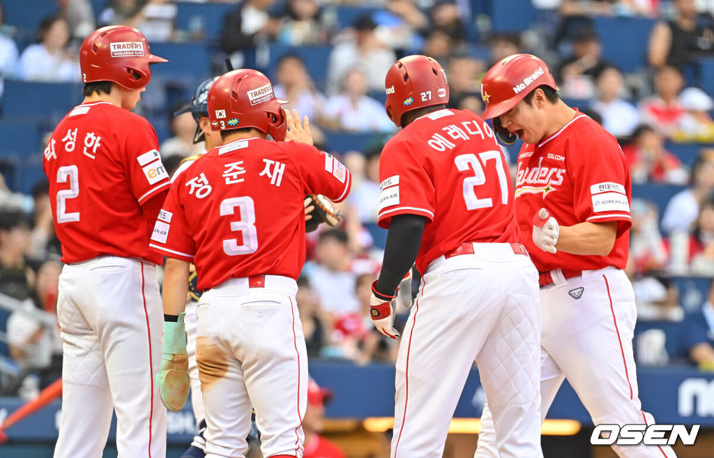20일 창원NC파크에서 2026 신한 SOL KBO 리그 NC 다이노스와 SSG 랜더스의 경기가 열렸다. 홈팀 NC는 김준원이, 방문팀 SSG 랜더스는 해치가 선발 출전했다. SSG 랜더스 김재환이 3회초 무사 만루 우중월 만루 홈런을 치고 하이파이브를 하고 있다. 2026.06.20 / foto0307@osen.co.kr