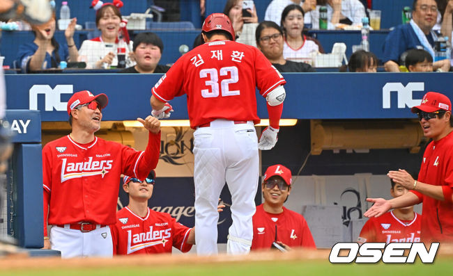 [OSEN=창원, 이석우 기자] 20일 창원NC파크에서 2026 신한 SOL KBO 리그 NC 다이노스와 SSG 랜더스의 경기가 열렸다. 홈팀 NC는 김준원이, 방문팀 SSG 랜더스는 해치가 선발 출전했다. SSG 랜더스 김재환이 5회초 1사 중월 솔로 홈런을 치고 이숭용 감독의 축하를 받고 있다. 2026.06.20 / foto0307@osen.co.kr