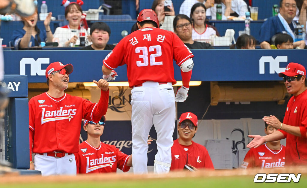 20일 창원NC파크에서 2026 신한 SOL KBO 리그 NC 다이노스와 SSG 랜더스의 경기가 열렸다. 홈팀 NC는 김준원이, 방문팀 SSG 랜더스는 해치가 선발 출전했다. SSG 랜더스 김재환이 5회초 1사 중월 솔로 홈런을 치고 이숭용 감독의 축하를 받고 있다. 2026.06.20 / foto0307@osen.co.kr