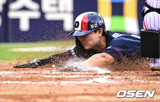 [OSEN=잠실, 조은정 기자]20일 서울 잠실야구장에서 ‘2026 신한 SOL Bank KBO리그’ LG 트윈스와 두산 베어스의 경기가 열린다.홈팀 LG는 임찬규를, 방문팀 두산은 곽빈을 선발로 내세웠다.6회초 1사 1,3루에서 두산 류승민이 양의지 희생타에 득점을 올리고 있다. 2026.06.20 /cej@osen.co.kr