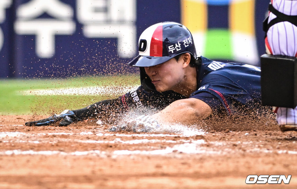 20일 서울 잠실야구장에서 ‘2026 신한 SOL Bank KBO리그’ LG 트윈스와 두산 베어스의 경기가 열린다.홈팀 LG는 임찬규를, 방문팀 두산은 곽빈을 선발로 내세웠다.6회초 1사 1,3루에서 두산 류승민이 양의지 희생타에 득점을 올리고 있다. 2026.06.20 /cej@osen.co.kr