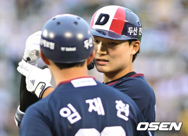 [OSEN=잠실, 조은정 기자]20일 서울 잠실야구장에서 ‘2026 신한 SOL Bank KBO리그’ LG 트윈스와 두산 베어스의 경기가 열린다.홈팀 LG는 임찬규를, 방문팀 두산은 곽빈을 선발로 내세웠다.8회초 2사에서 두산 류승민이 안타를 날린 뒤 세리머니를 하고 있다. 2026.06.20 /cej@osen.co.kr